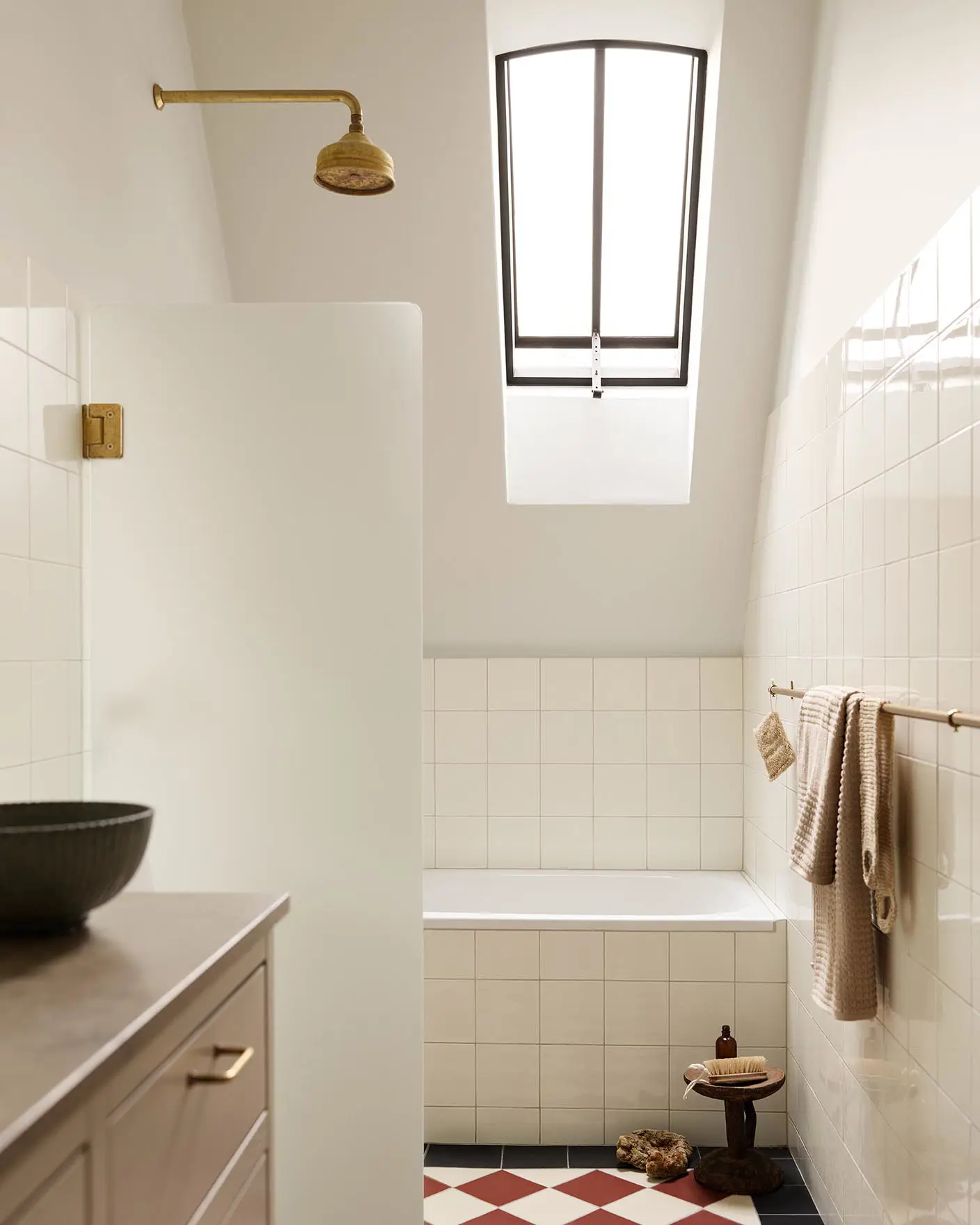 Bathroom with a frosted glass shower, tiled wall and floor with a golden beige wall painted with the colour 12313 Soft Dunes from Jotun.