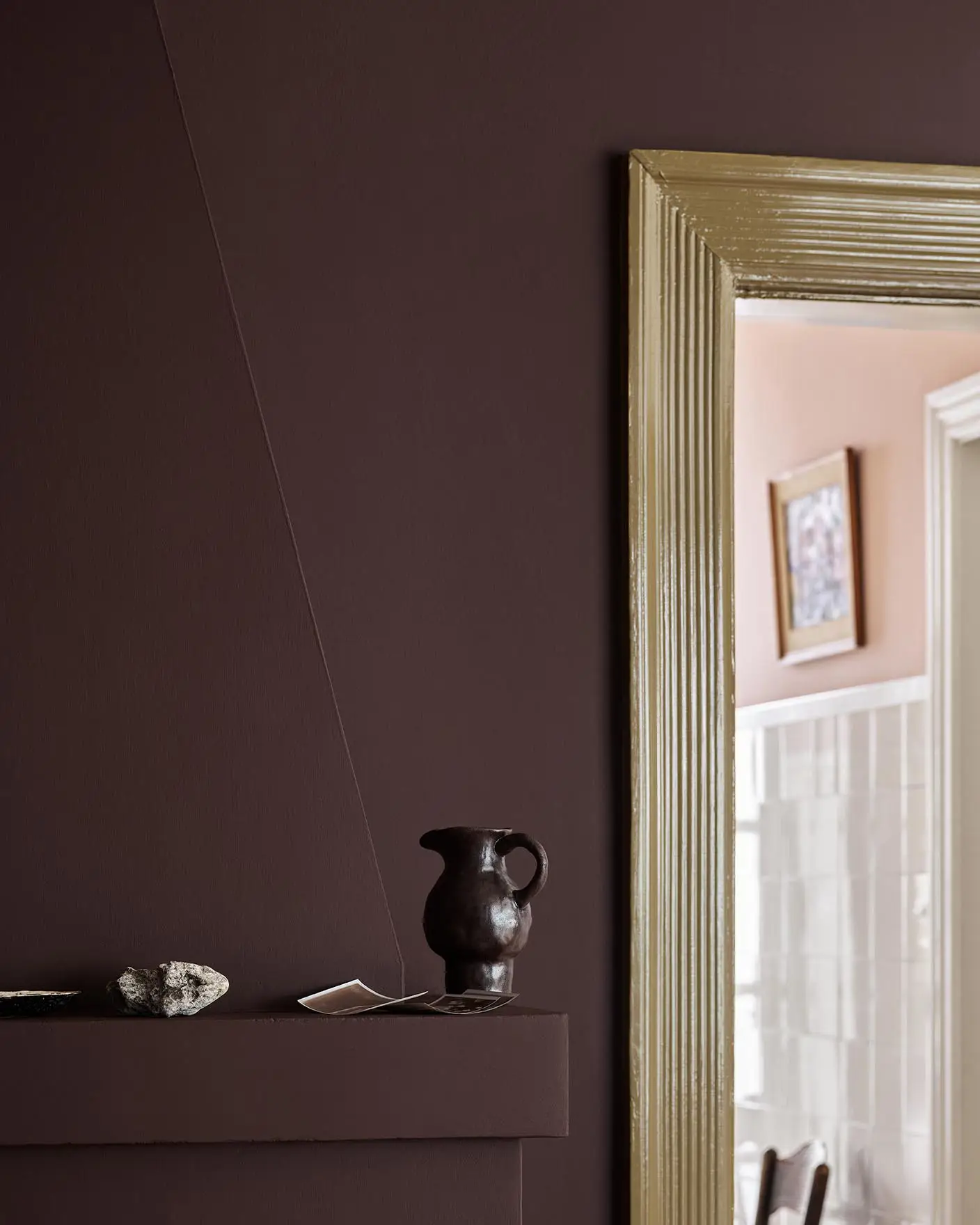 A brownish red wall painted in the colour Jotun 2149 Coffee with golden brown trims painted in the colour 1974 Golden Walnut.